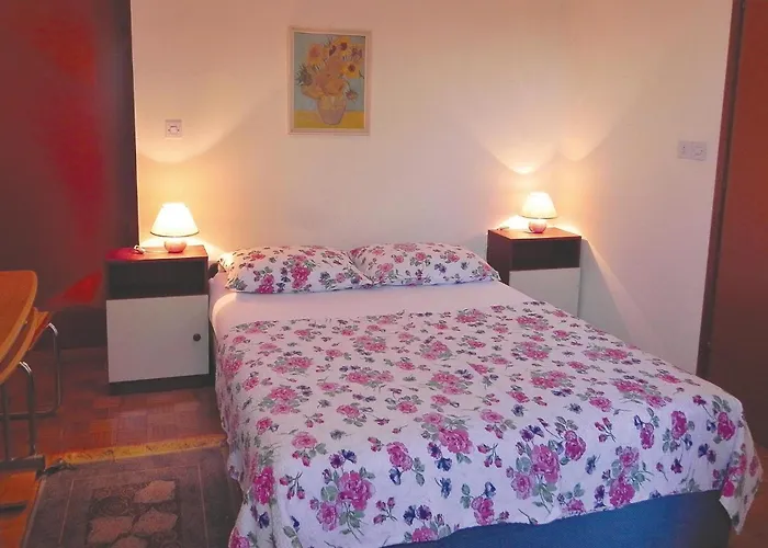 Lovely In With Kitchen דירה *